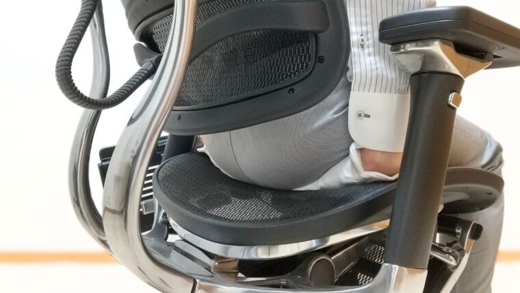 お尻の下に自分の手を敷いた状態