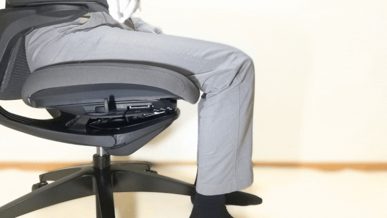 ひざ裏に指2本入る座面奥行き