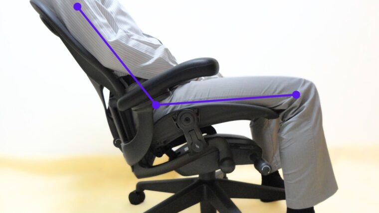 座面の角度が深いアーロンチェア リマスタード