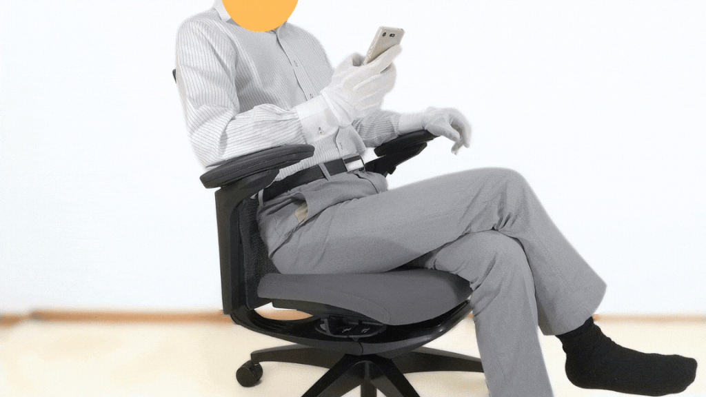 アームレストを利用した読書やスマホ操作の様子