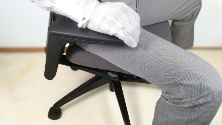 アームレストが太ももと干渉しないフィノラ