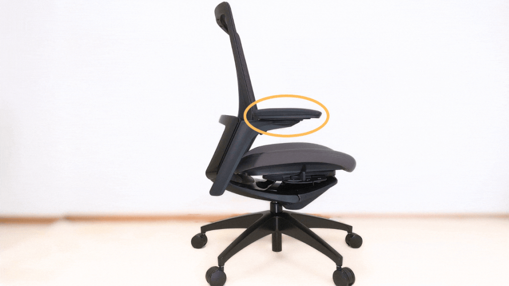 フィノラの背もたれ角度に追従するアームレスト